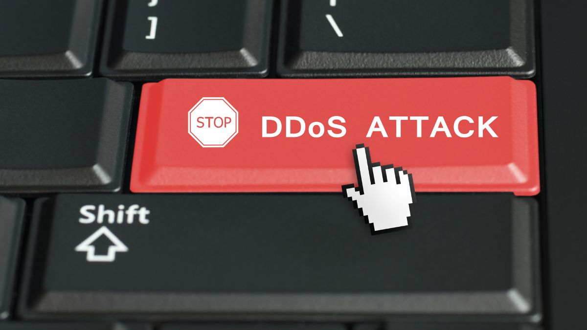 Egy piros billentyű, amelyen a 'STOP DDoS ATTACK' felirat látható, számítógép billentyűzetén.