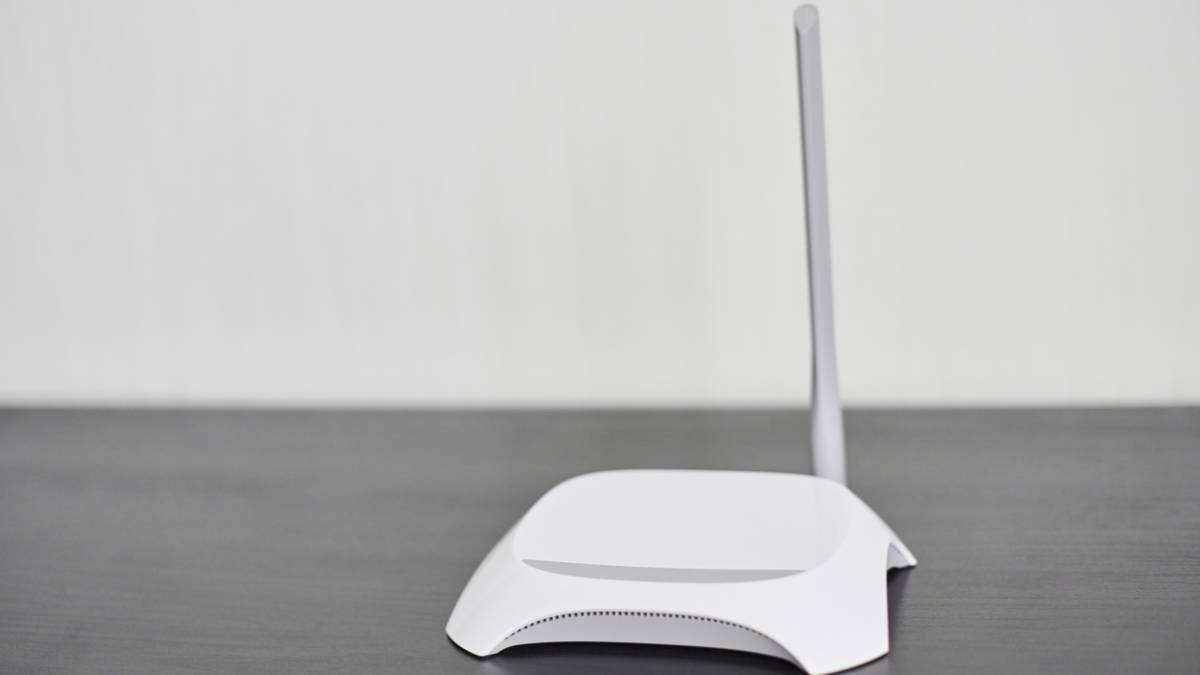 Egy fehér Wi-Fi router, amely a hálózati kapcsolatokhoz szükséges DHCP funkciókat támogatja.