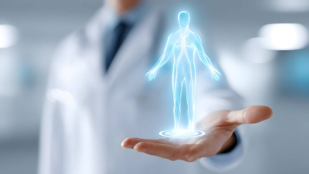 Egy orvos kezében lebegő holografikus emberi figura látható.