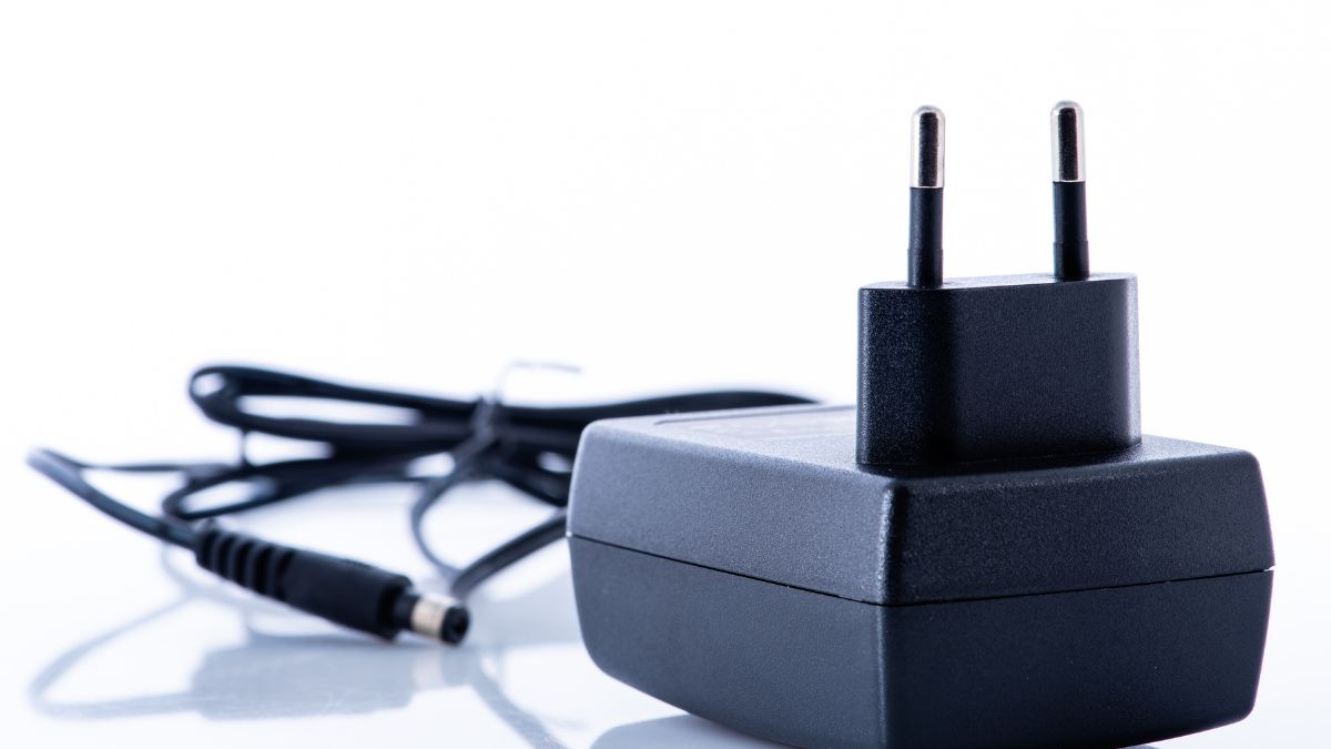 Egy fekete DC-DC konverter adapter, amely feszültségátalakítást végez.