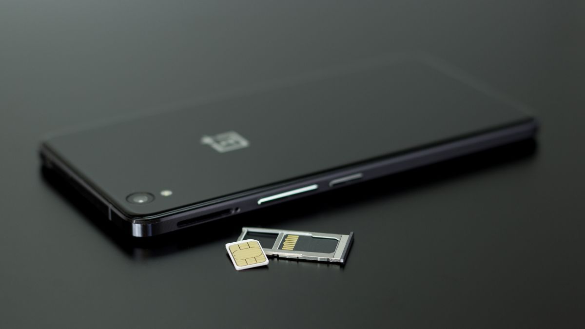 Egy dual SIM telefon és két SIM-kártya, amelyek a készülékhez tartoznak.