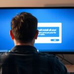 Felhasználó a számítógép előtt, Windows telepítési hibaüzenet keresése.