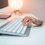 Modern billentyűzet csuklótámasz használat közben.