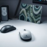 Két egér és egy modern egérpad számítógépes asztalon