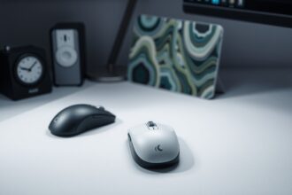 Két egér és egy modern egérpad számítógépes asztalon