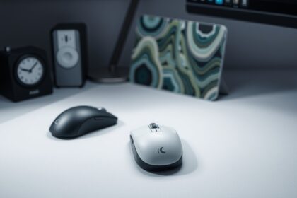 Két egér és egy modern egérpad számítógépes asztalon