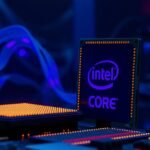 Intel Core i7-14700K processzor képe technológiai háttérrel.