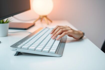 Modern billentyűzet csuklótámasz használat közben.