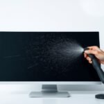 Képernyő tisztítása mikroszálas kendővel és légspray-jel