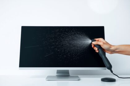 Képernyő tisztítása mikroszálas kendővel és légspray-jel