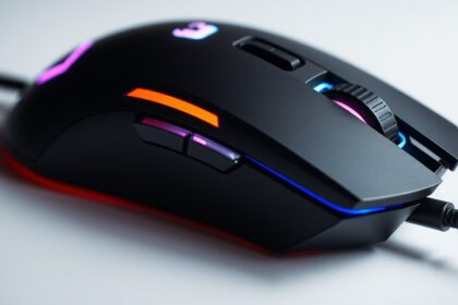 Vezetékes gamer egér modern kialakítással és RGB világítással.