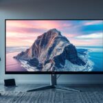 Modern TV a tengerparti tájjal, szobai környezetben.