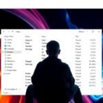 A Feladatkezelő felülete és egy felhasználó háttal ülve