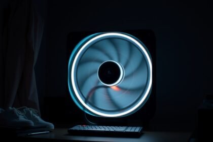 Számítógép ventilátor pörög, háttérben sötét szoba.