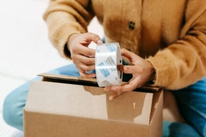 Egyedi ragasztószalag használata egy csomagolás során.