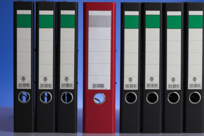 Különböző színű iratrendezők irodai használatra