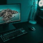 Egy modern számítógép, monitorokkal és RAM-ot jelző grafikonokkal, SEO szoftver futtatása közben.